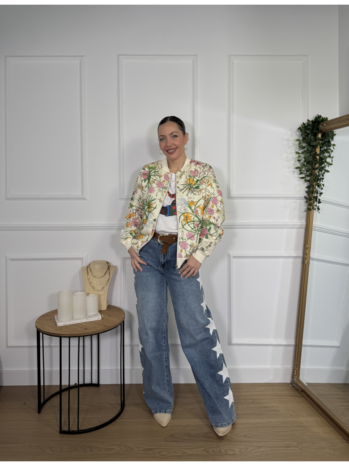 Chaqueta tipo bomber con estampado floral.