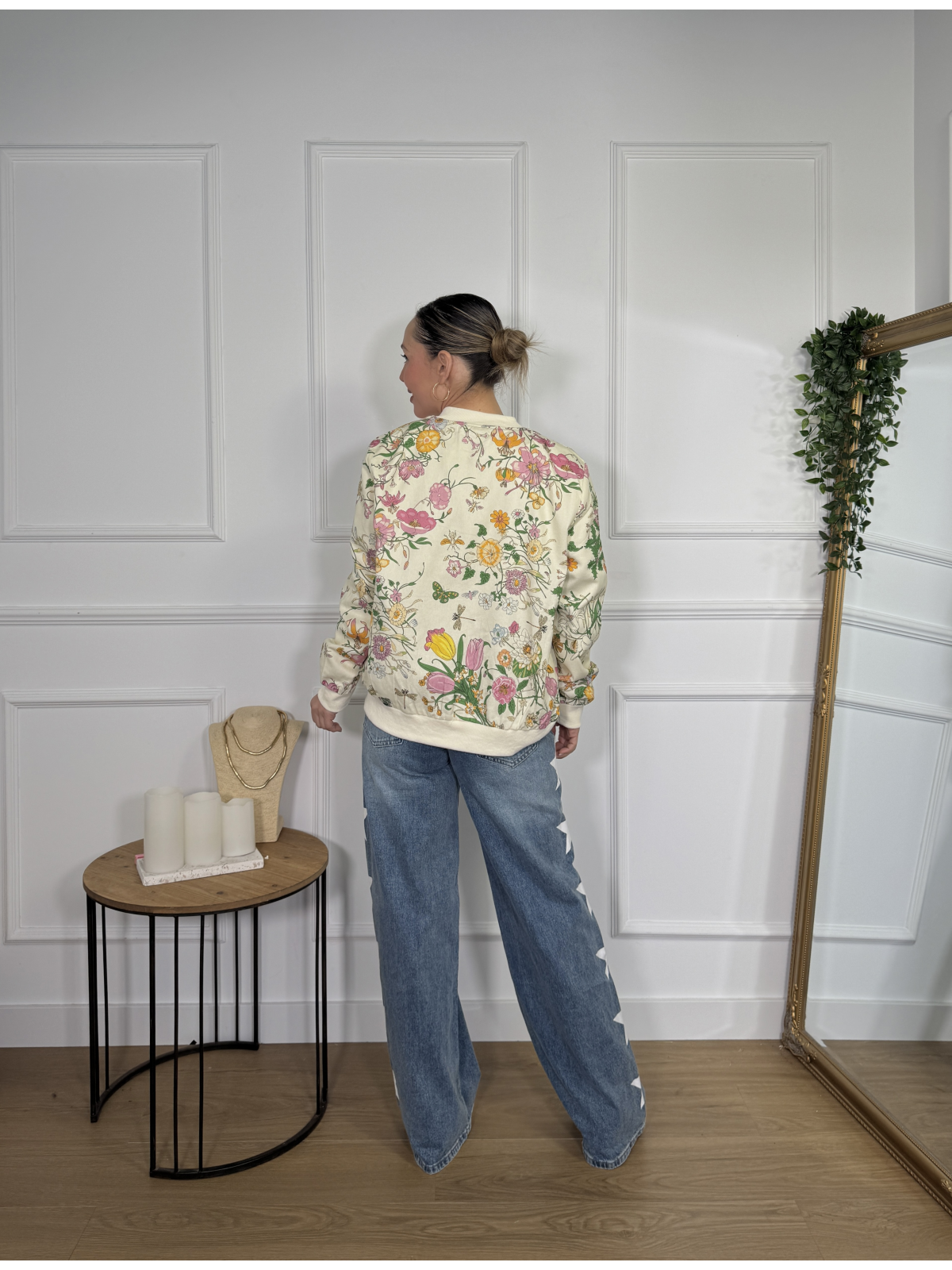 Chaqueta tipo bomber con estampado floral.