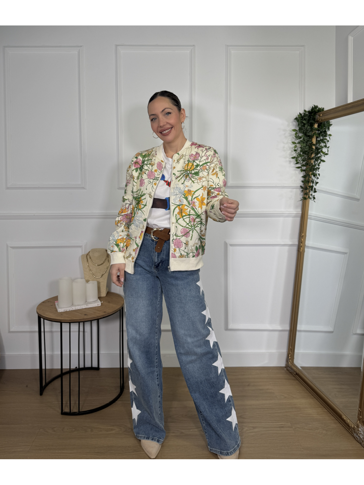 Chaqueta tipo bomber con estampado floral.