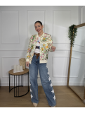 Chaqueta tipo bomber con estampado floral.