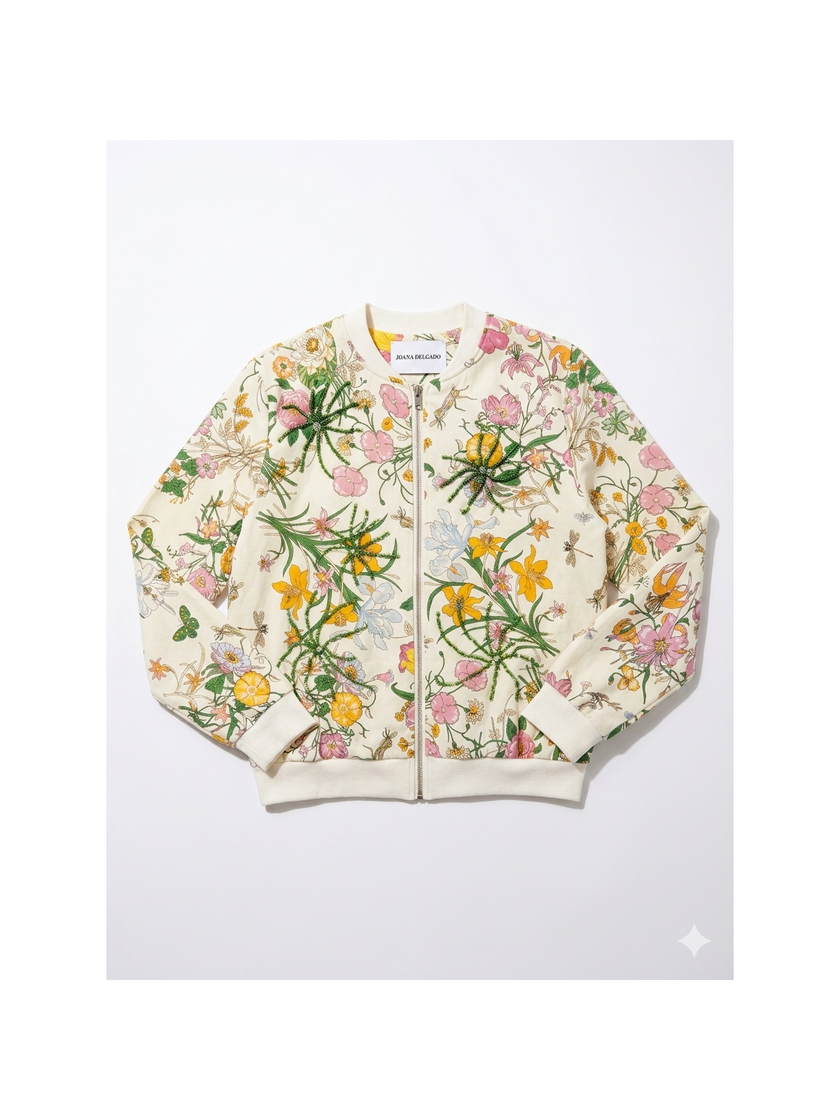 Chaqueta tipo bomber con estampado floral.