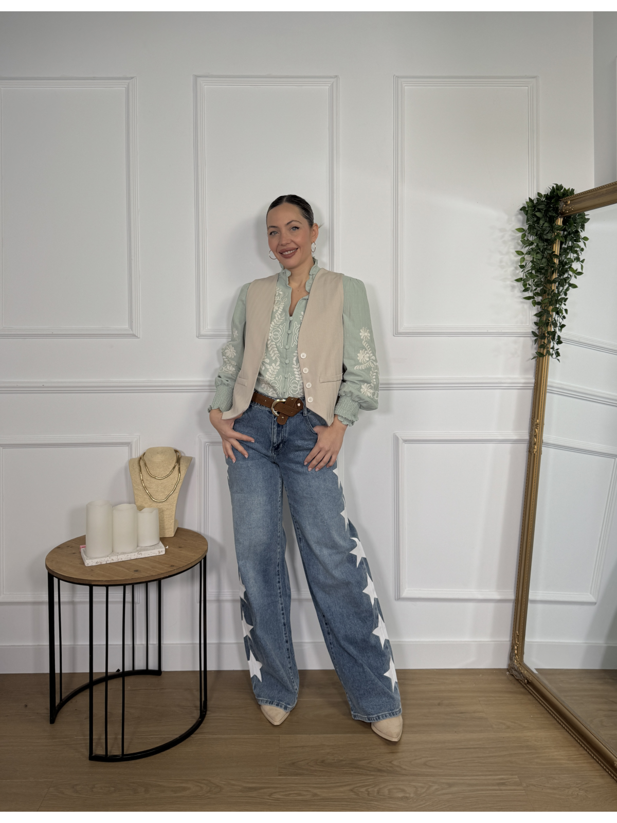 Camisa en tono verde salvia con bordados florales de tono beige.