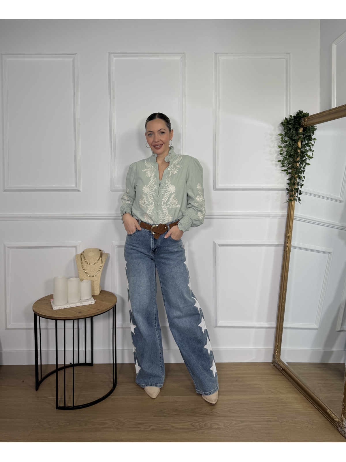 Camisa en tono verde salvia con bordados florales de tono beige.