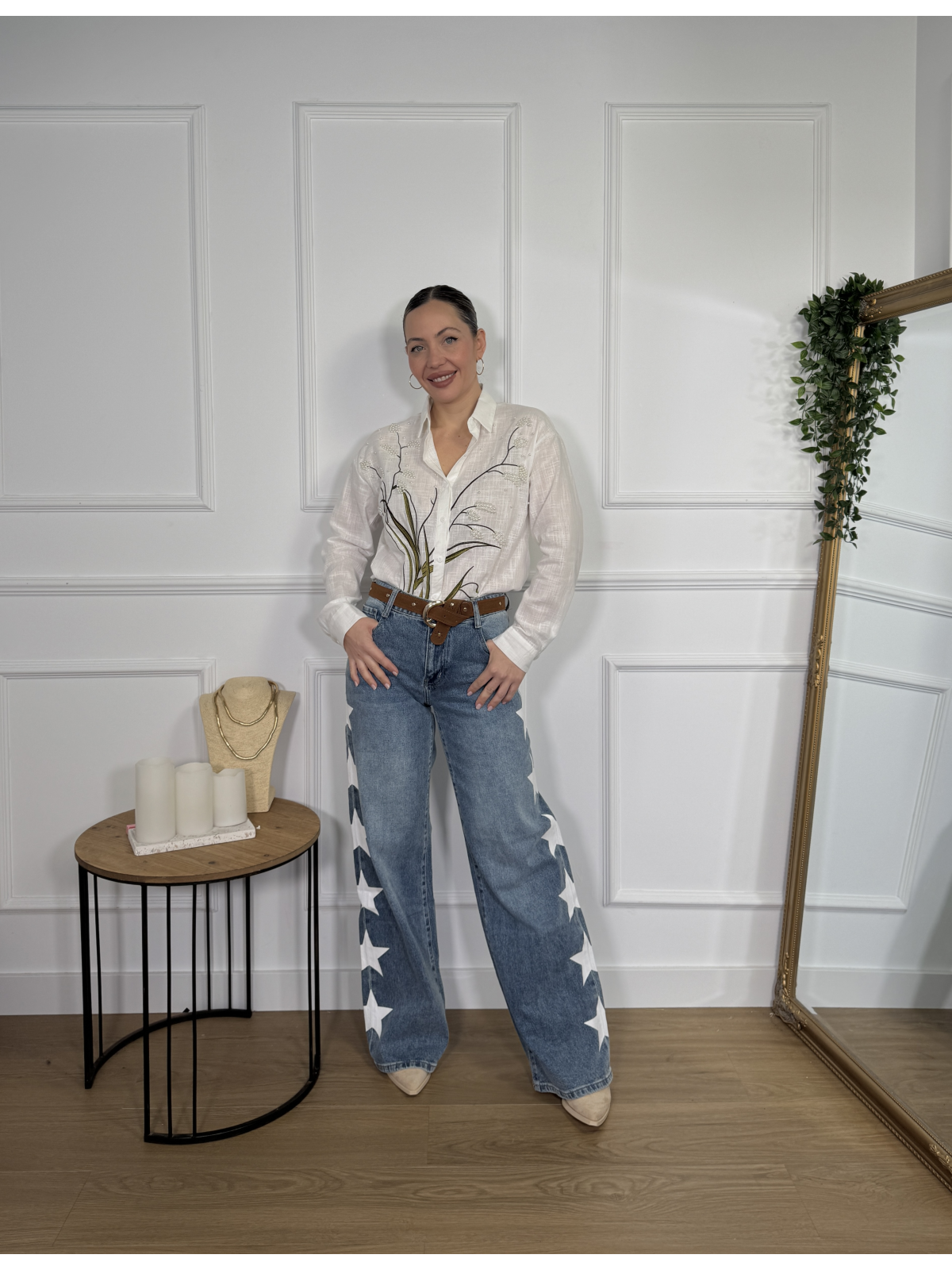 Pantalón vaquero wide leg de tiro medio-alto con estrellas.