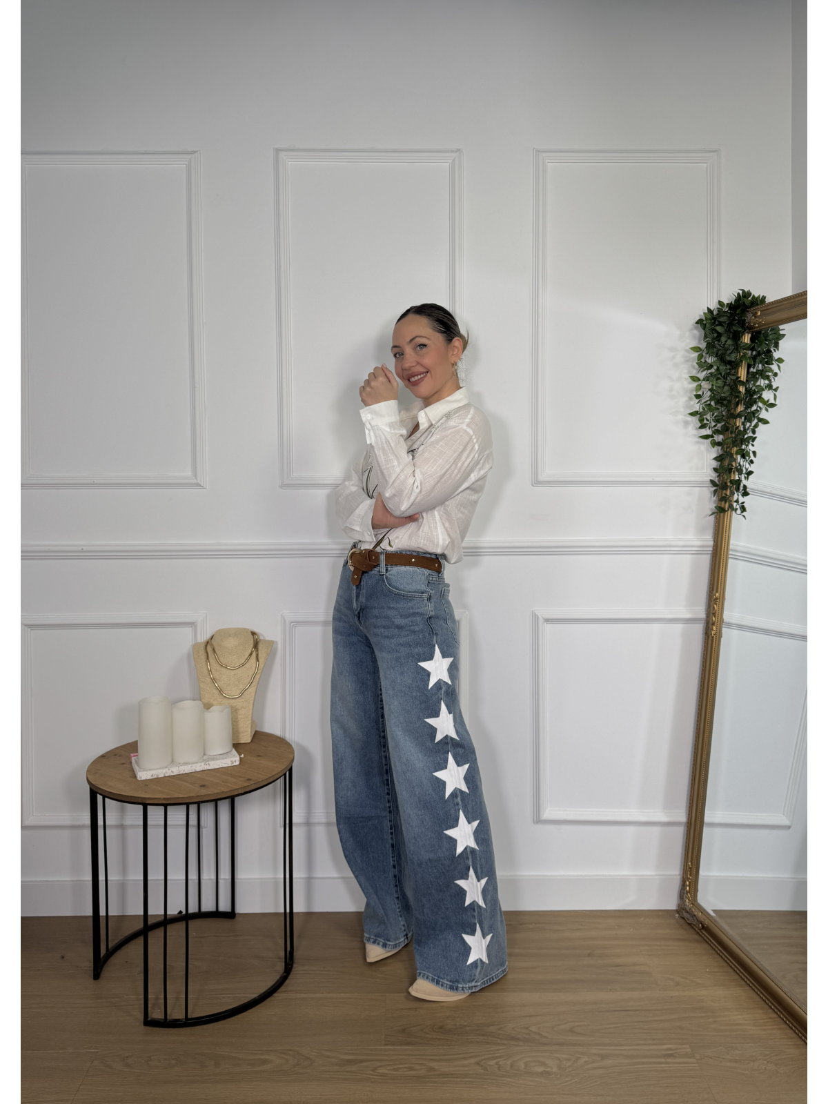 Pantalón vaquero wide leg de tiro medio-alto con estrellas.