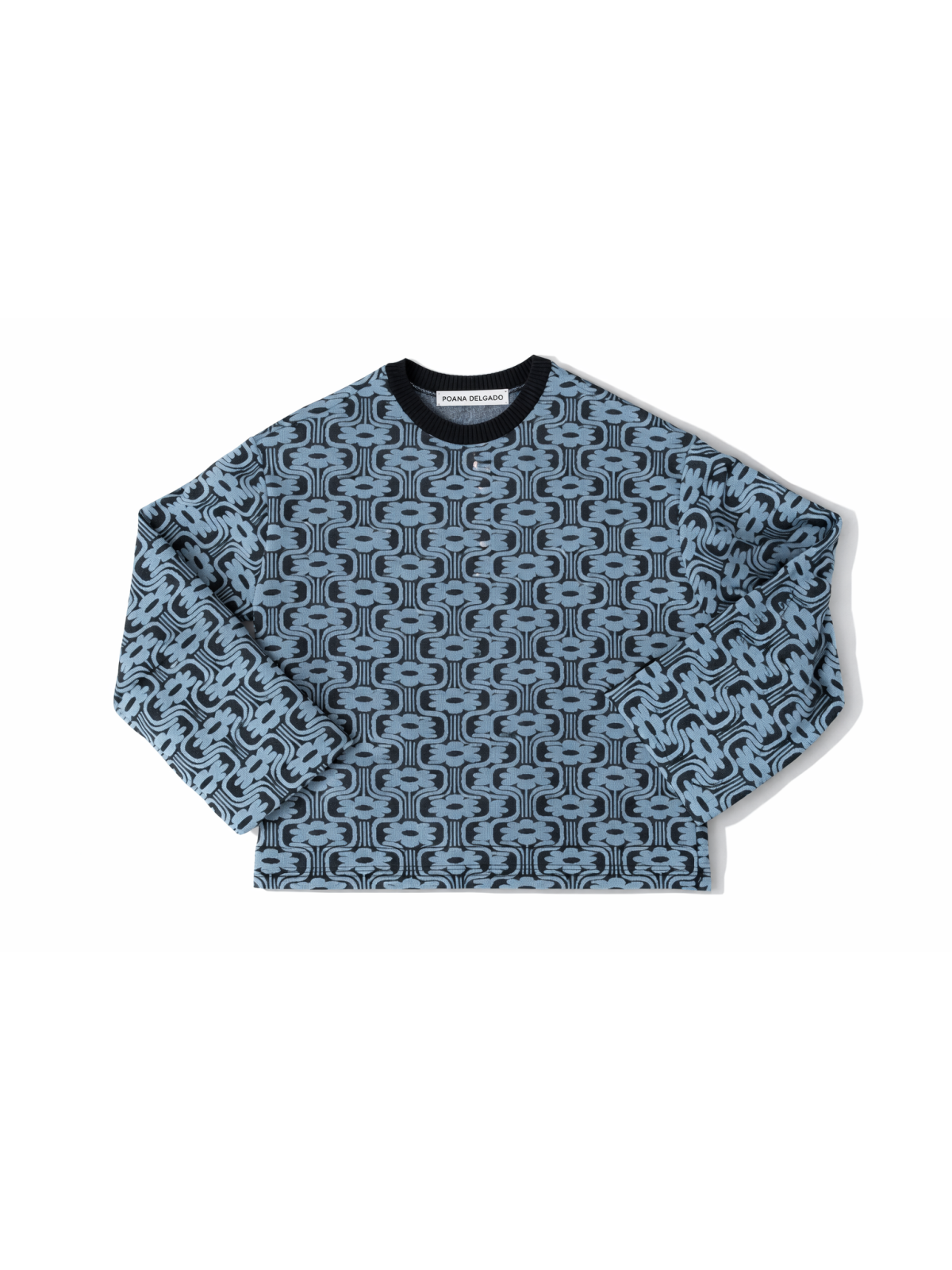 Sudadera con estampado geométrico en tonos celeste y negro.