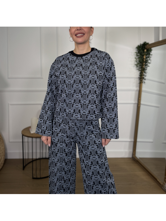 Sudadera con estampado geométrico en tonos celeste y negro.