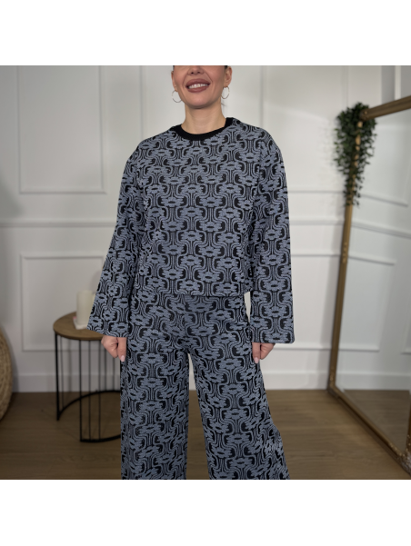 Sudadera con estampado geométrico en tonos celeste y negro.