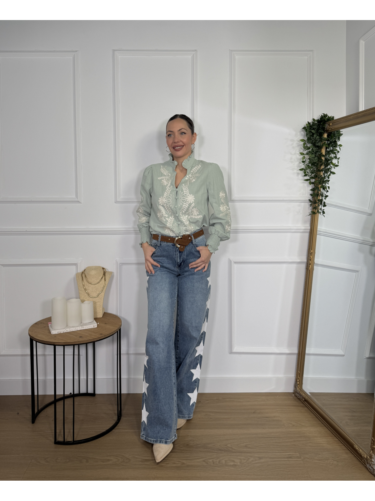 Camisa en tono verde salvia con bordados florales de tono beige.