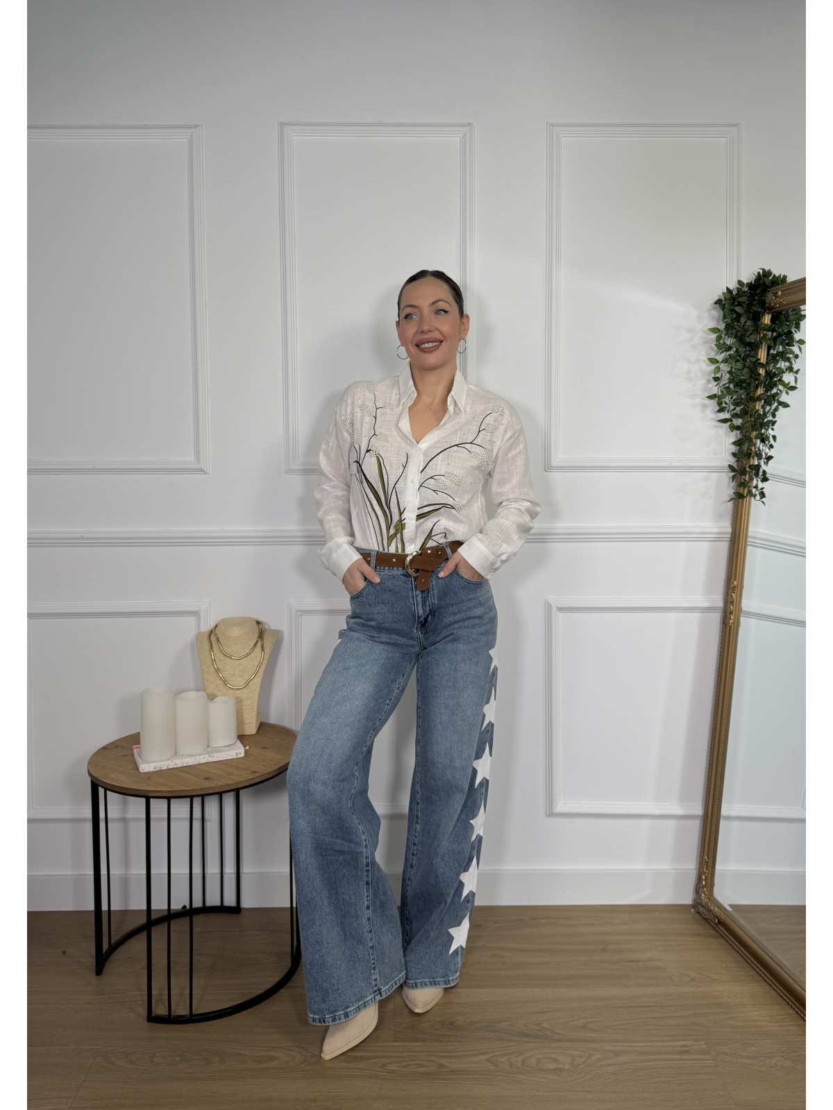 Pantalón vaquero wide leg de tiro medio-alto con estrellas.