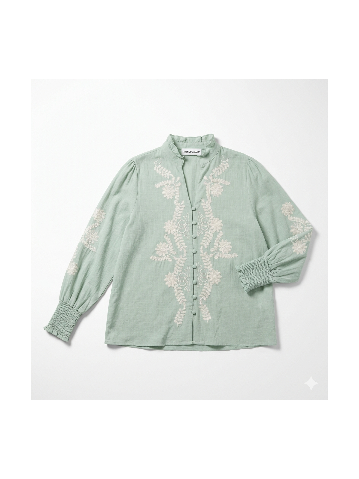 Camisa en tono verde salvia con bordados florales de tono beige.