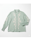 Camisa en tono verde salvia con bordados florales de tono beige.