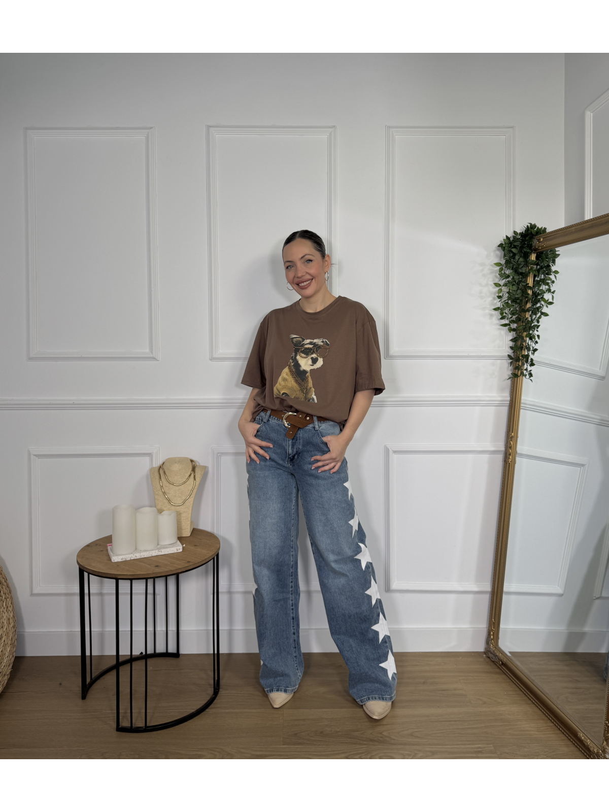 Pantalón vaquero wide leg de tiro medio-alto con estrellas.