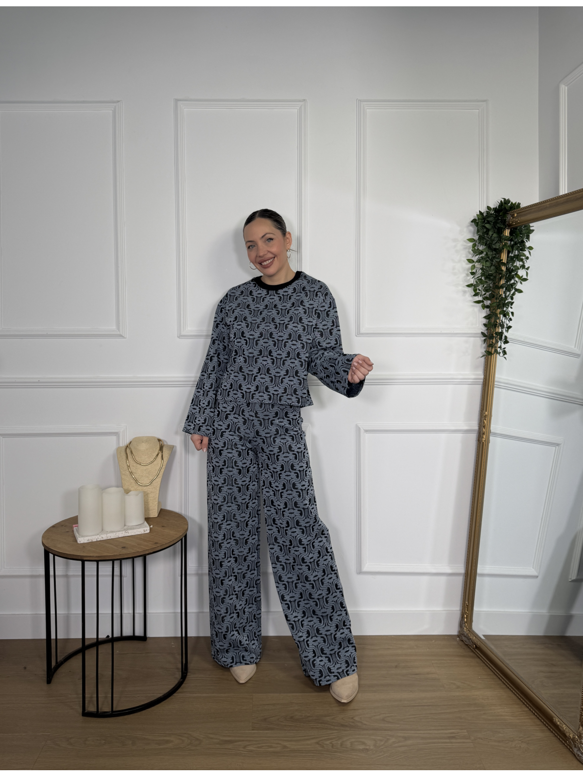 Pantalón con estampado geométrico en tonos celeste y negro.