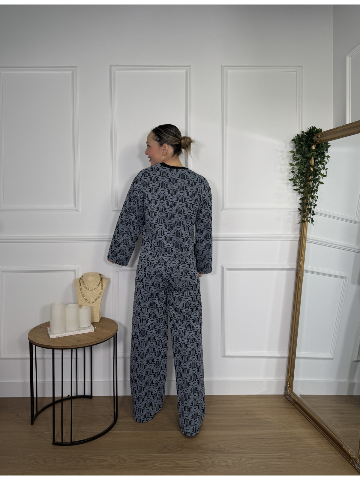 Pantalón con estampado geométrico en tonos celeste y negro.