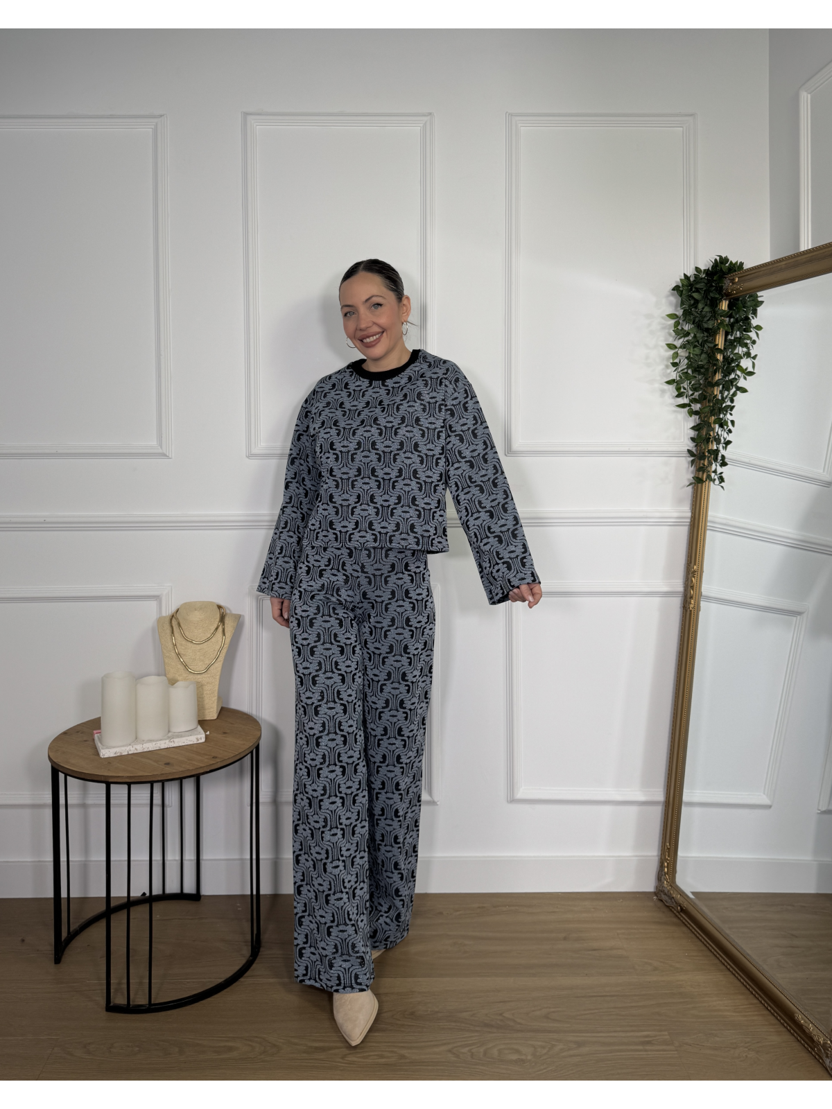 Pantalón con estampado geométrico en tonos celeste y negro.