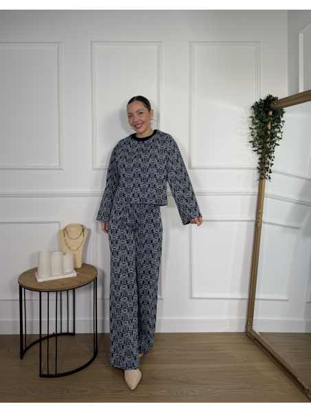Pantalón con estampado geométrico en tonos celeste y negro.