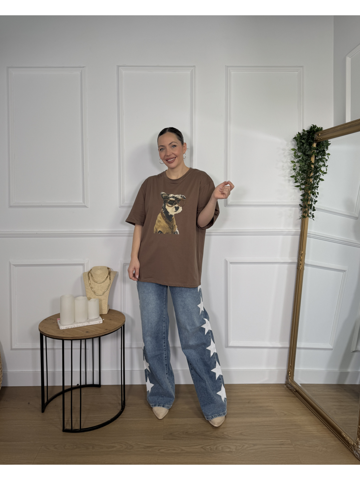 Camiseta de corte amplio con diseño central de perro.