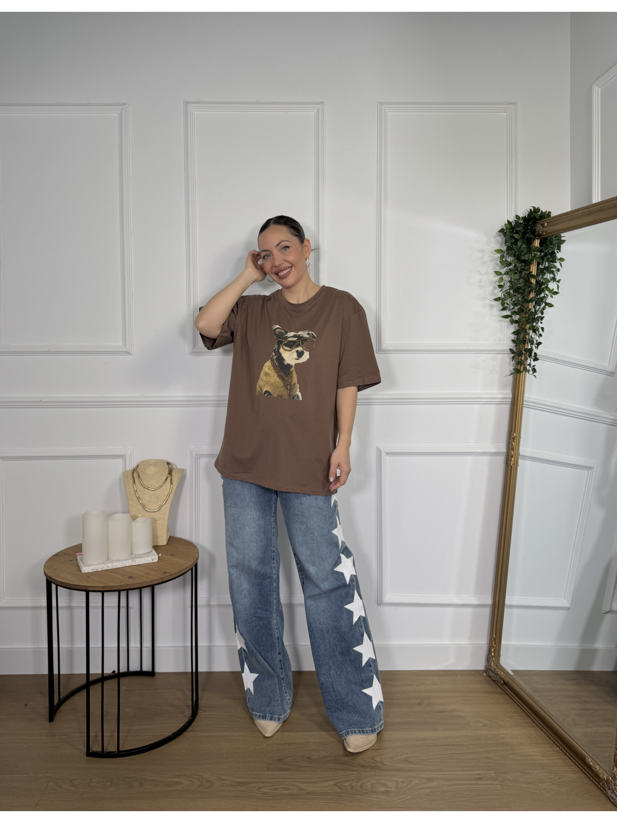 Camiseta de corte amplio con diseño central de perro.