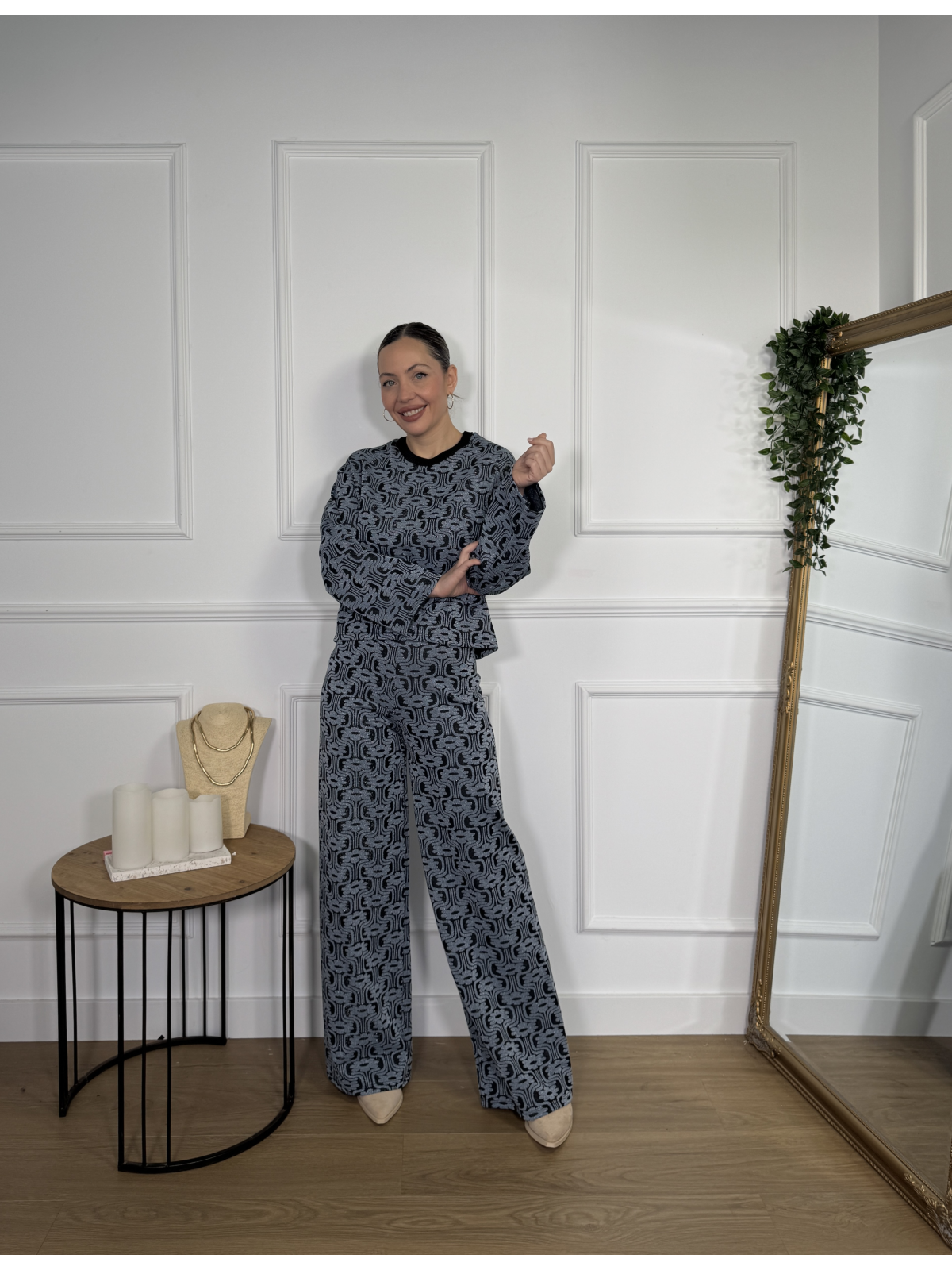 Pantalón con estampado geométrico en tonos celeste y negro.