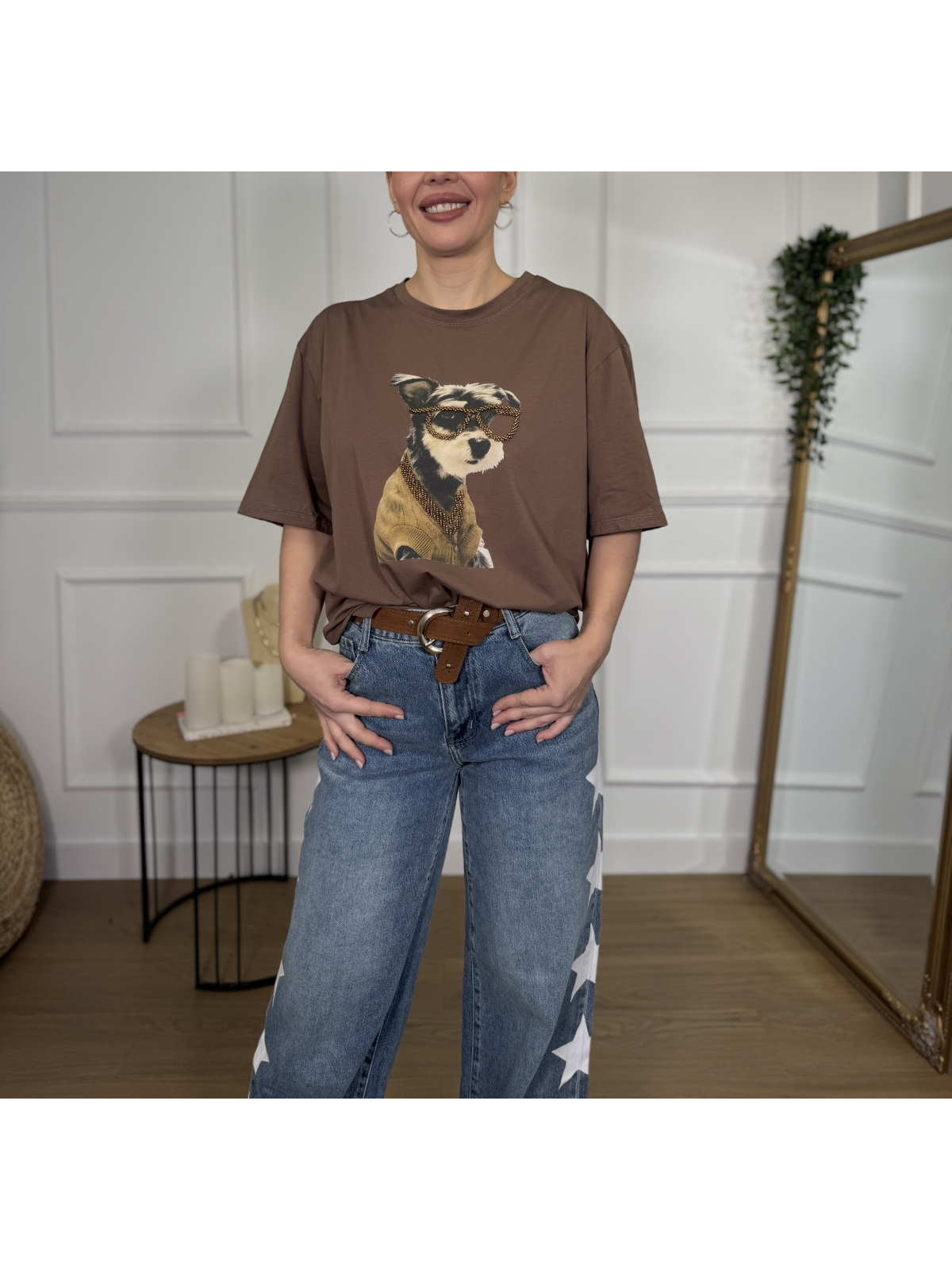 Camiseta de corte amplio con diseño central de perro.