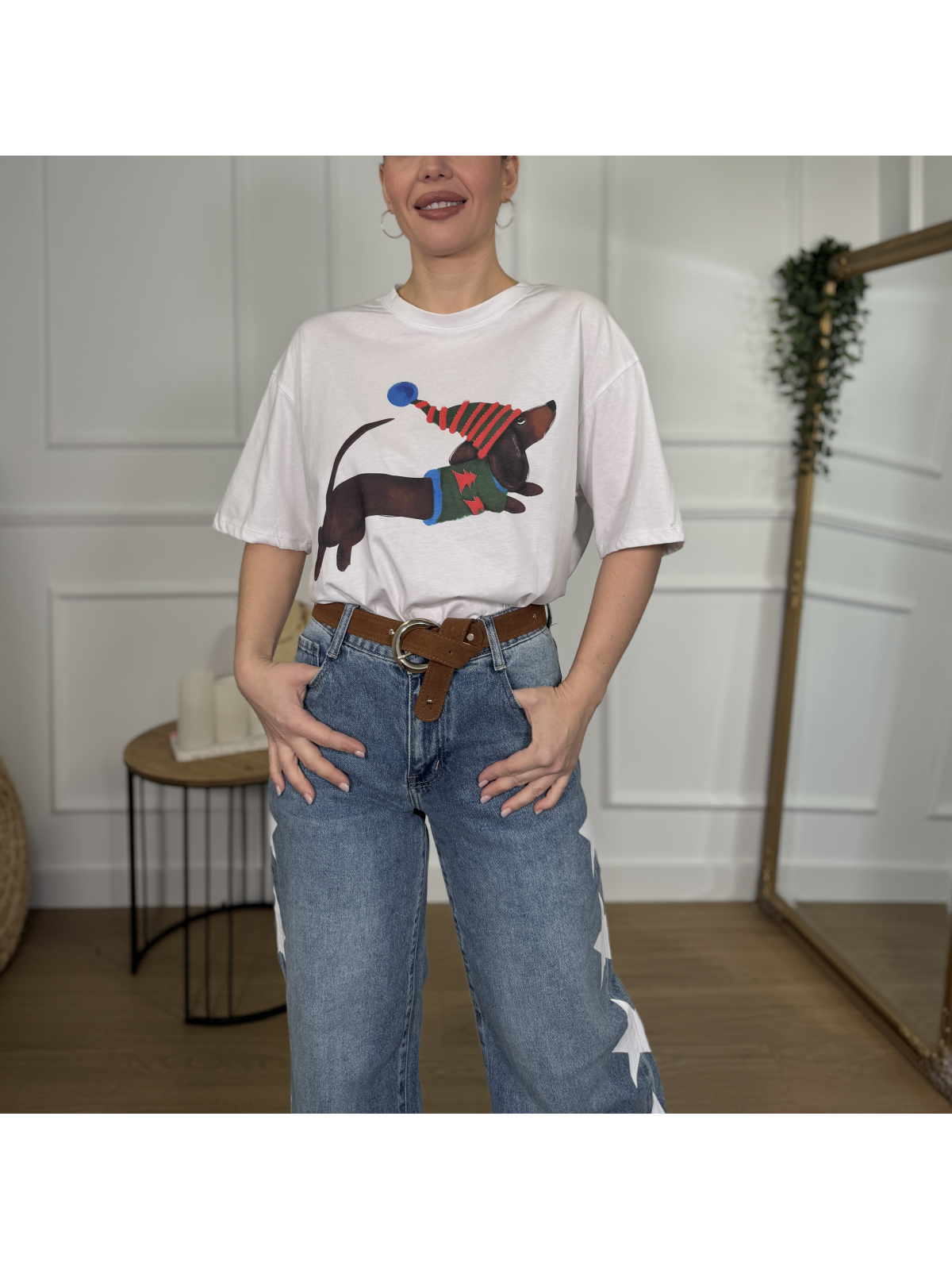 Camiseta blanca de corte amplio con diseño central de perro salchicha.