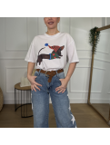 Camiseta blanca de corte amplio con diseño central de perro salchicha.