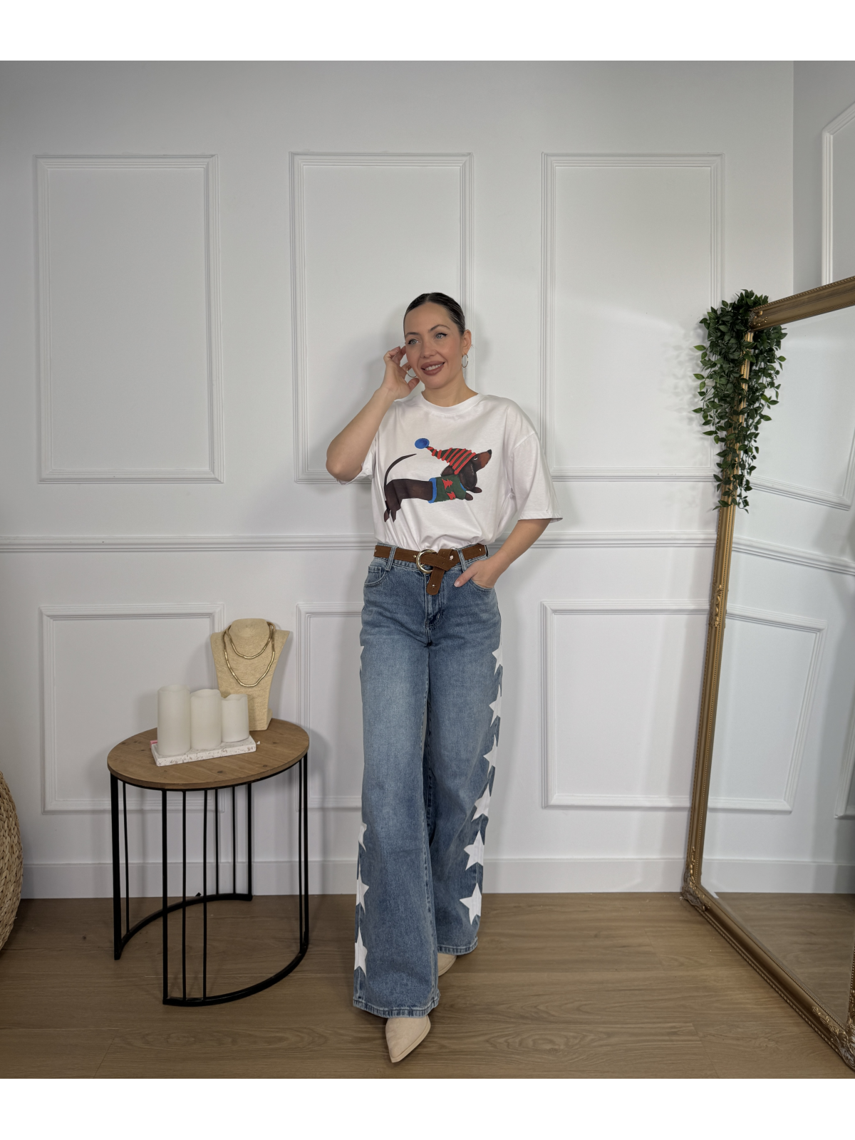 Camiseta blanca de corte amplio con diseño central de perro salchicha.