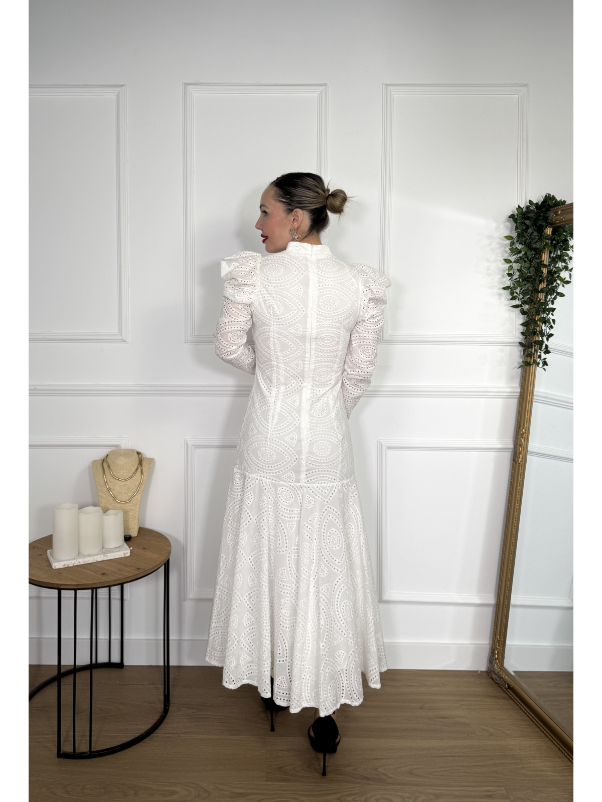 Vestido de tejido perforado en color blanco roto.