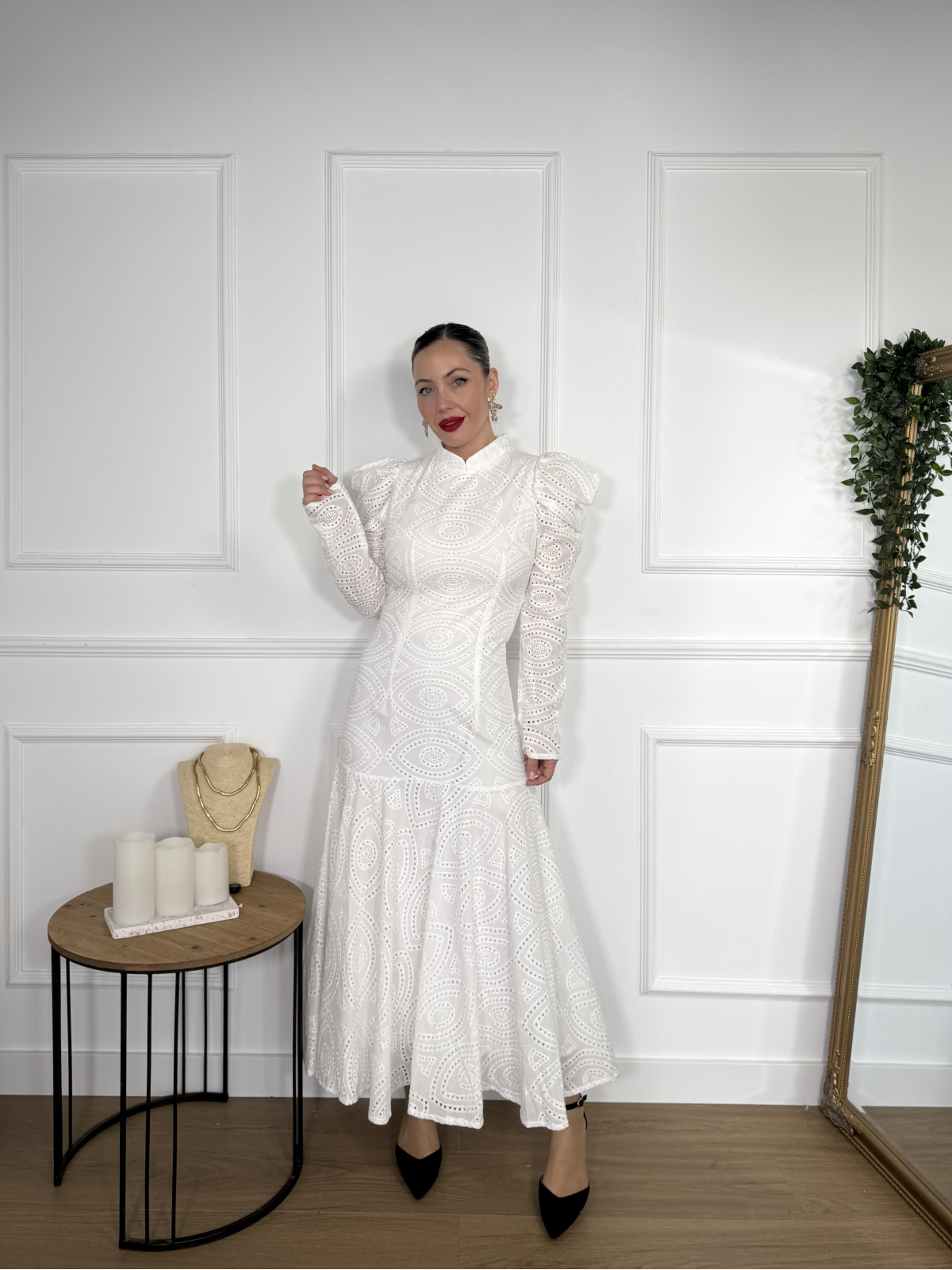 Vestido de tejido perforado en color blanco roto.