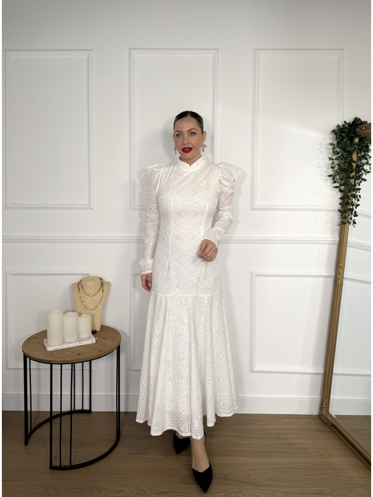 Vestido de tejido perforado en color blanco roto.