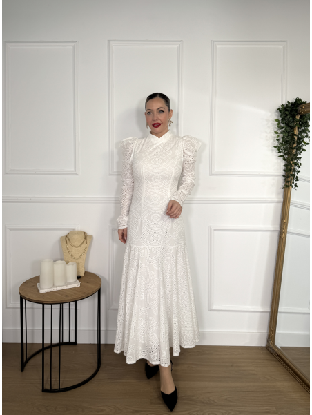 Vestido de tejido perforado en color blanco roto.