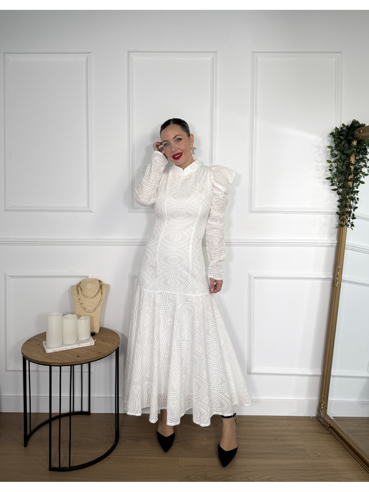 Vestido de tejido perforado en color blanco roto.