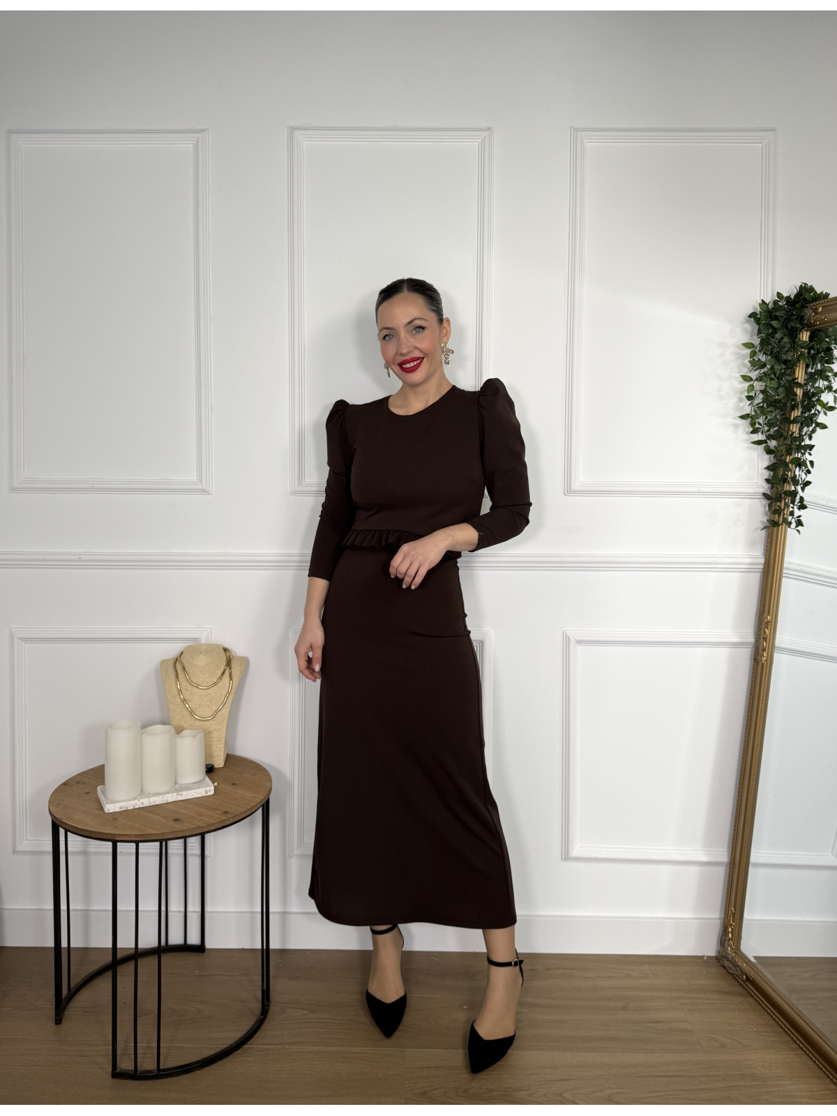 Conjunto de dos piezas formado por top y falda midi.