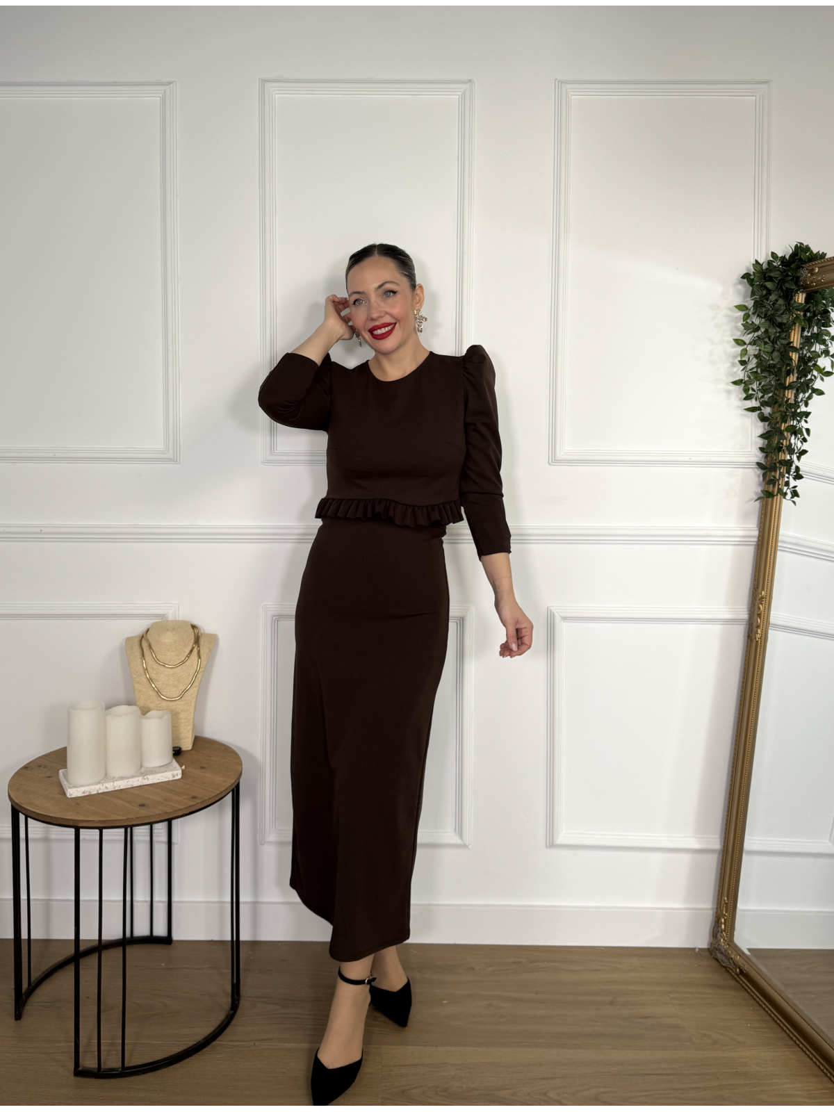 Conjunto de dos piezas formado por top y falda midi.