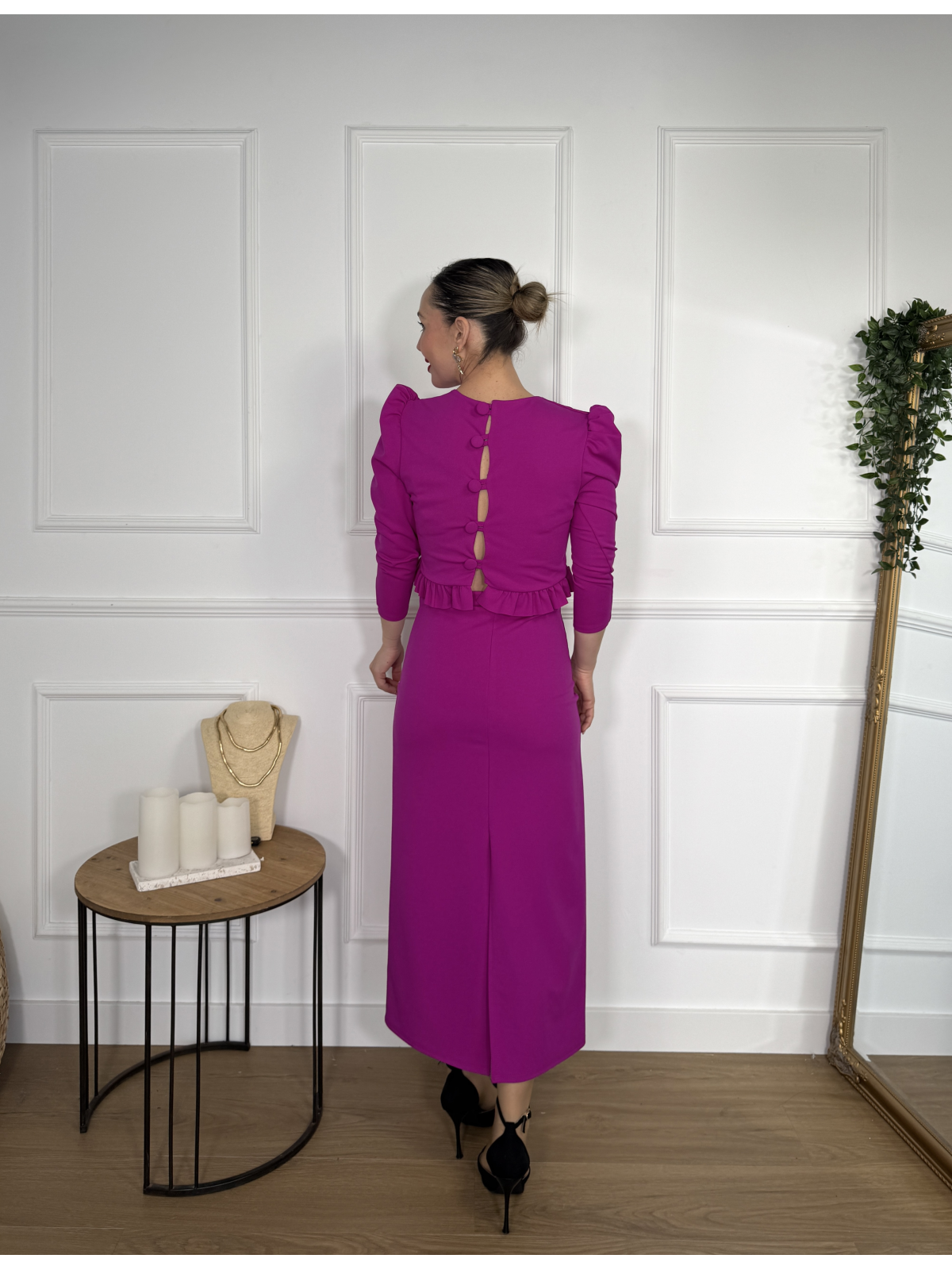 Conjunto de dos piezas formado por top y falda midi.