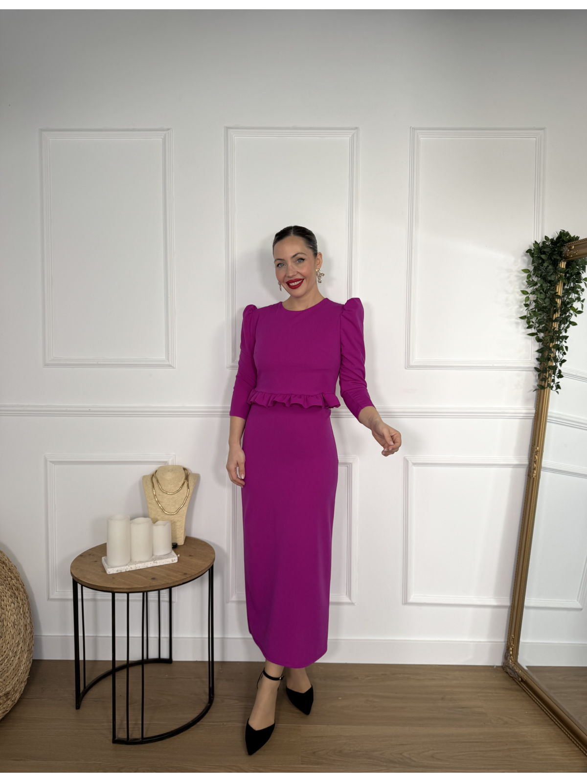 Conjunto de dos piezas formado por top y falda midi.