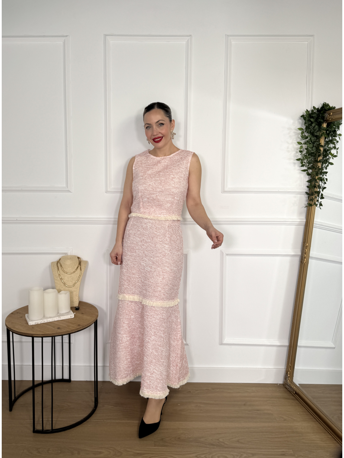 Conjunto de dos piezas formado por top y falda larga.