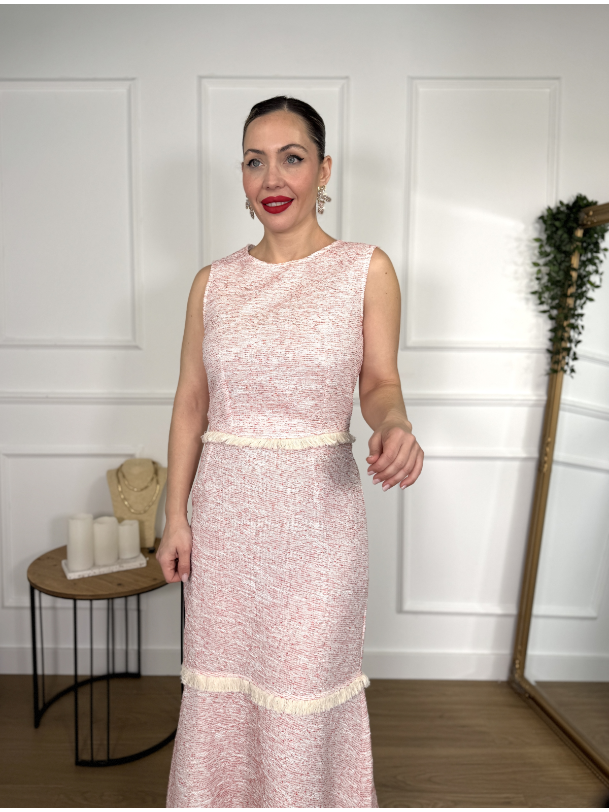 Conjunto de dos piezas formado por top y falda larga.