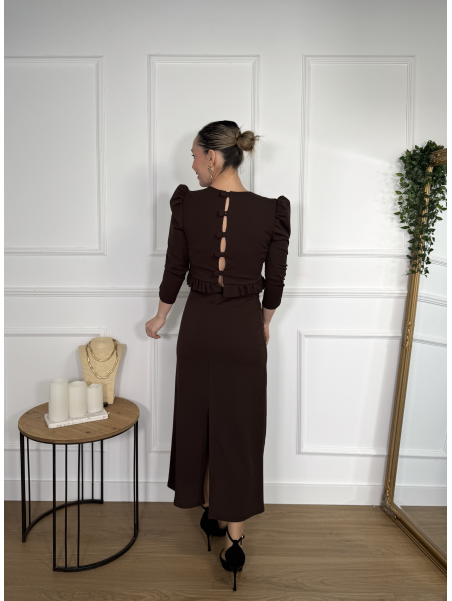 Conjunto de dos piezas formado por top y falda midi.