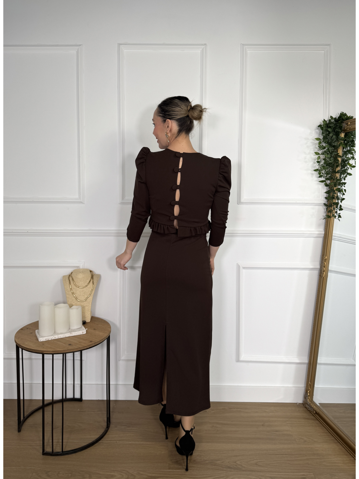 Conjunto de dos piezas formado por top y falda midi.