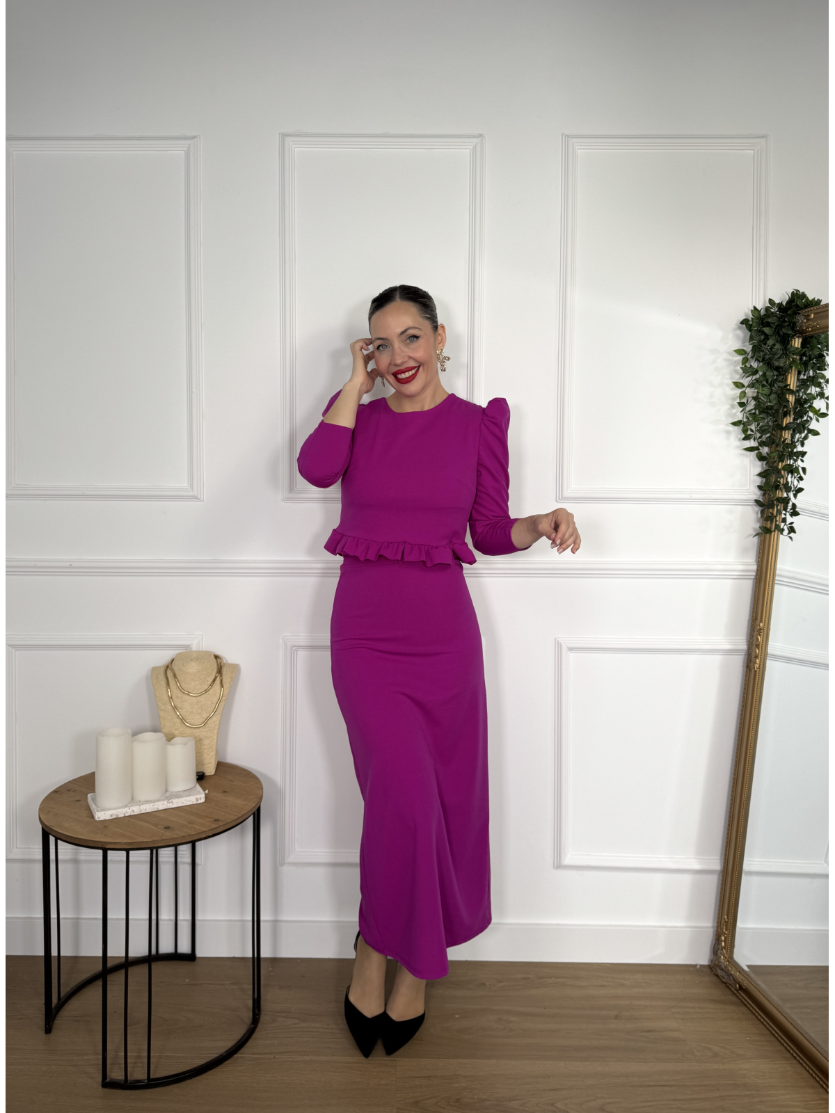 Conjunto de dos piezas formado por top y falda midi.