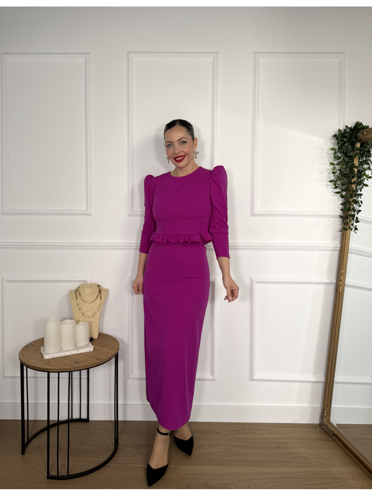 Conjunto de dos piezas formado por top y falda midi.