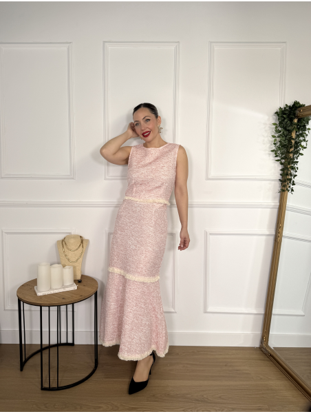 Conjunto de dos piezas formado por top y falda larga.