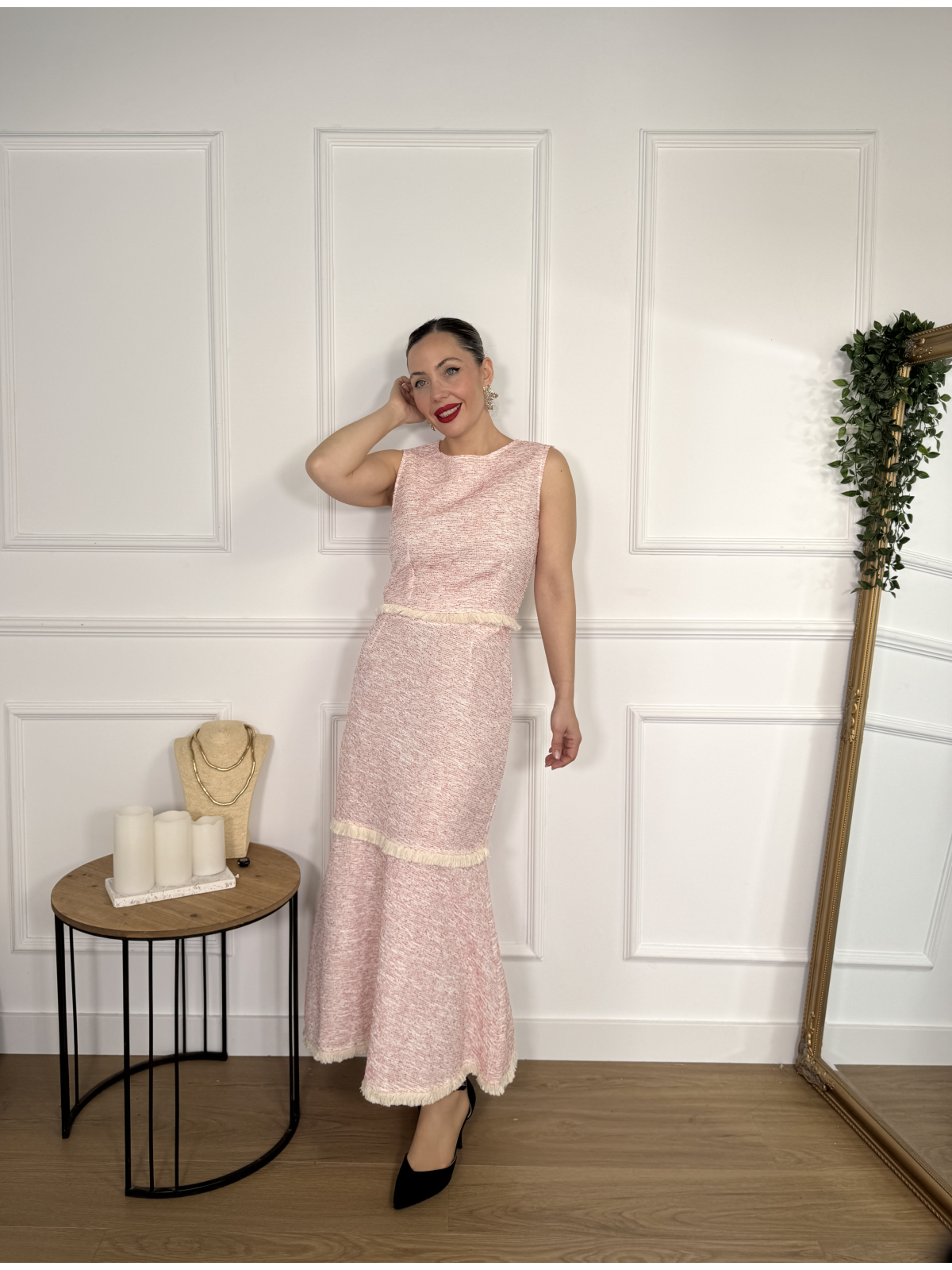 Conjunto de dos piezas formado por top y falda larga.