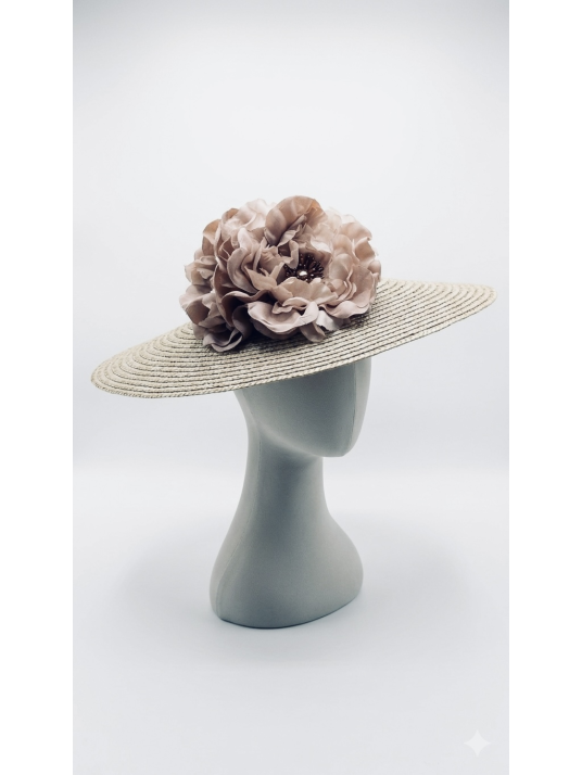 Pamela con base de paja de color natural con flores en color nude.