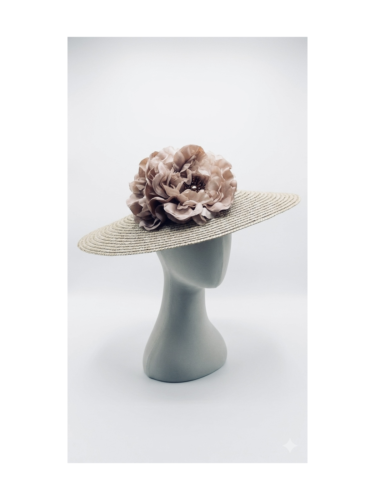 Pamela con base de paja de color natural con flores en color nude.