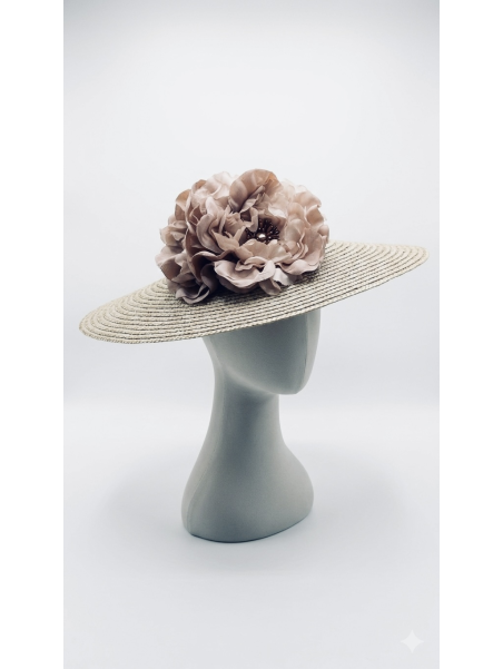 Pamela con base de paja de color natural con flores en color nude.