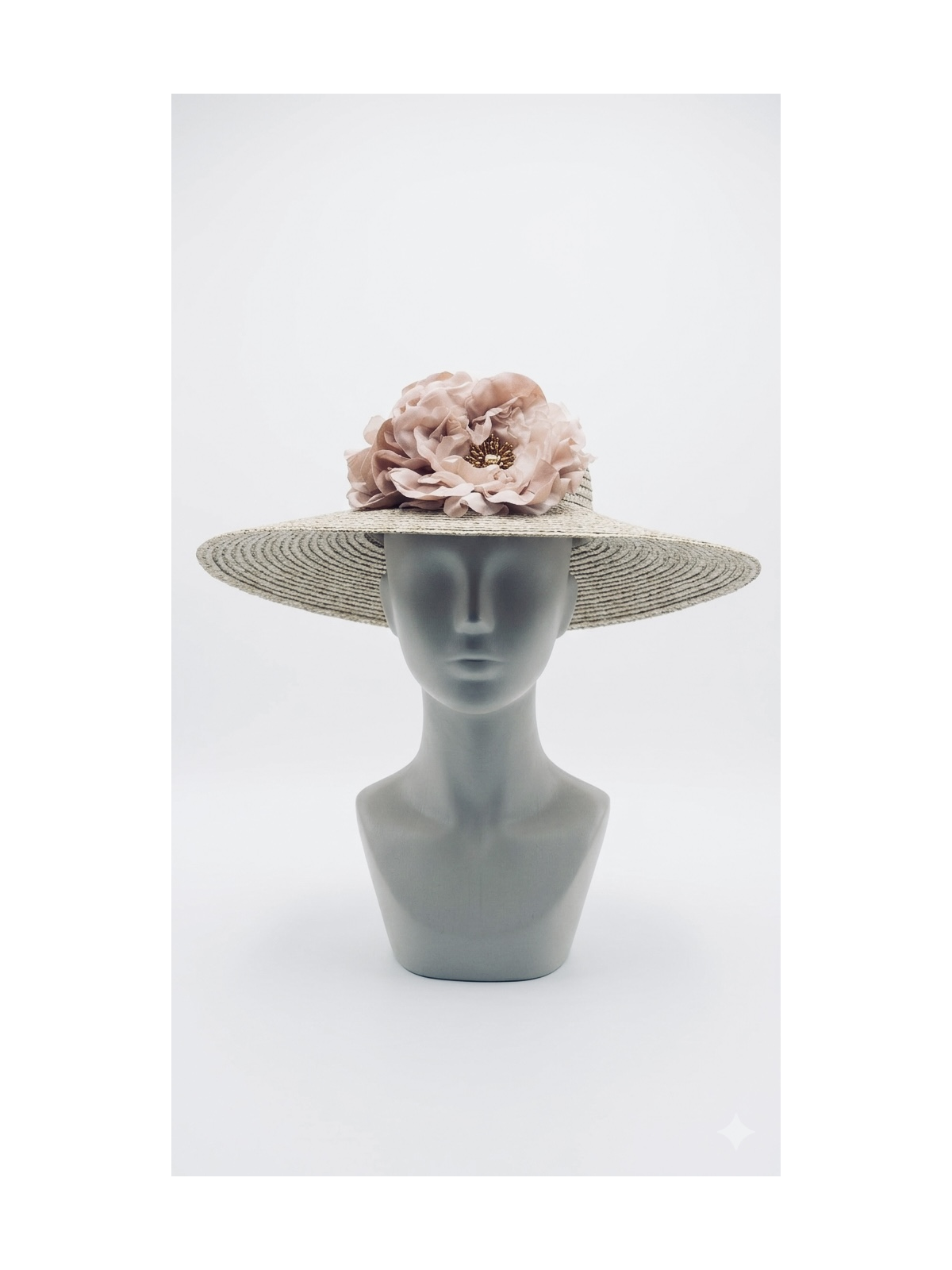 Pamela con base de paja de color natural con flores en color nude.