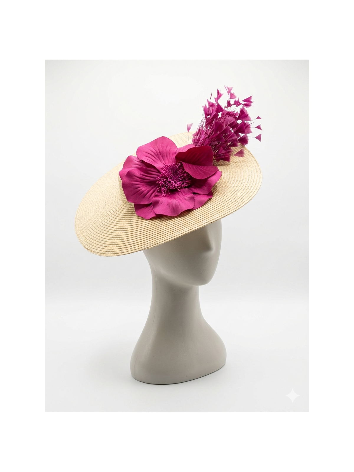 Pamela beige con flores y plumas en color buganvilla.